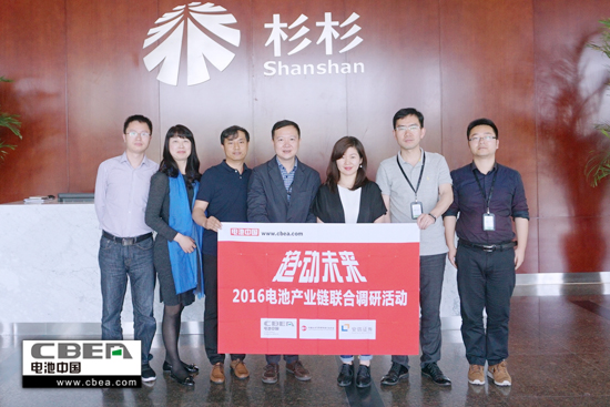 1463362577174093633.jpg 圖為杉杉股份工作人員與調研組一行合影.jpg