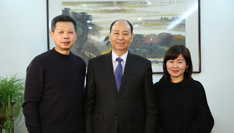 圖為風(fēng)帆有限責(zé)任公司董事長、黨委書記劉寶生與《新能源1+1》節(jié)目制作團隊合影