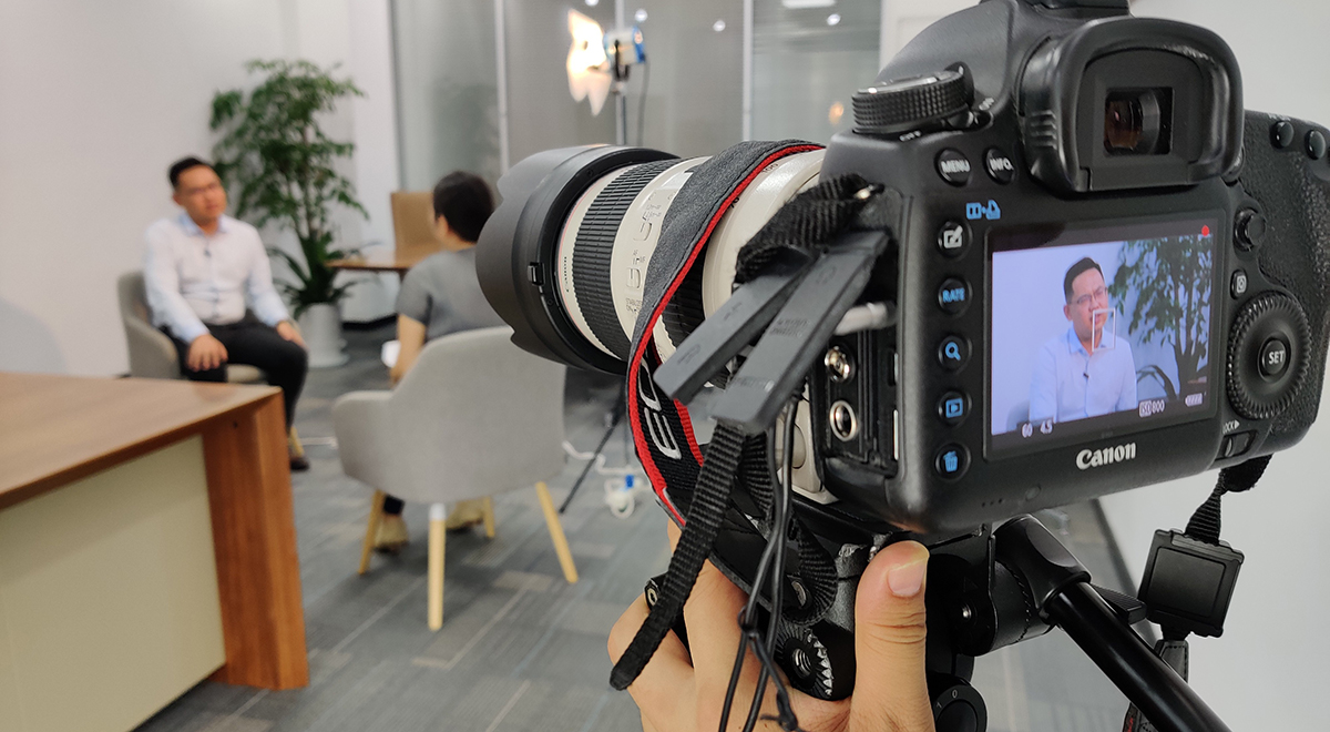 《洞見》節目組采訪蜂巢能源科技有限公司合伙人、總裁楊紅新