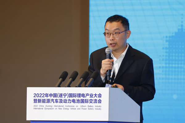 四川佰思格新能源有限公司總經理王瑨進行產品發布 四川佰思格新能源有限公司總經理王瑨進行產品發布