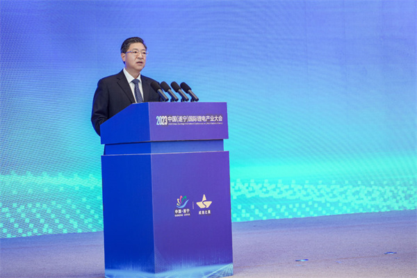 四川省人大常委會(huì)副主任何禮致辭