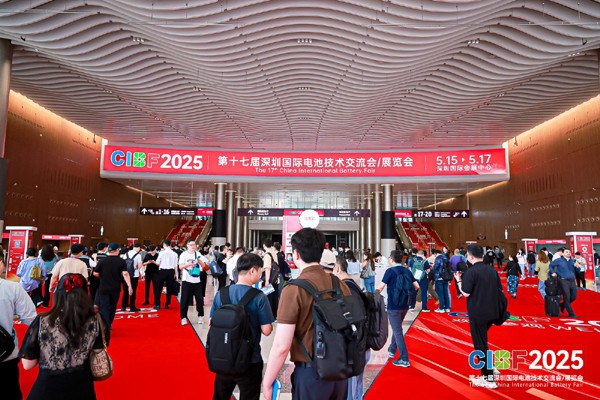 圖為CIBF2025觀眾排隊入場