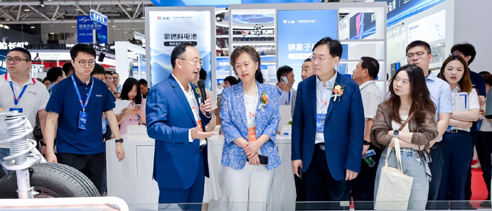 圖為電源行業協會領導和協會理事會部分成員代表參觀CIBF2025